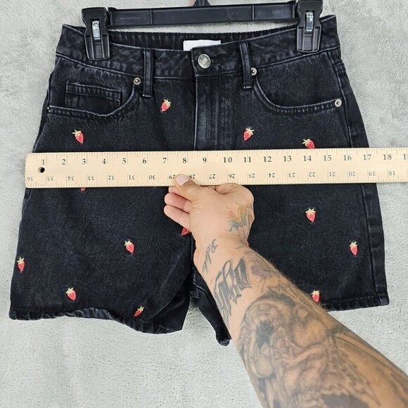 FOREVER 21 Mom Shorts Womens Size S Black Embroidered Strawberries High Rise - Picture 6 of 10